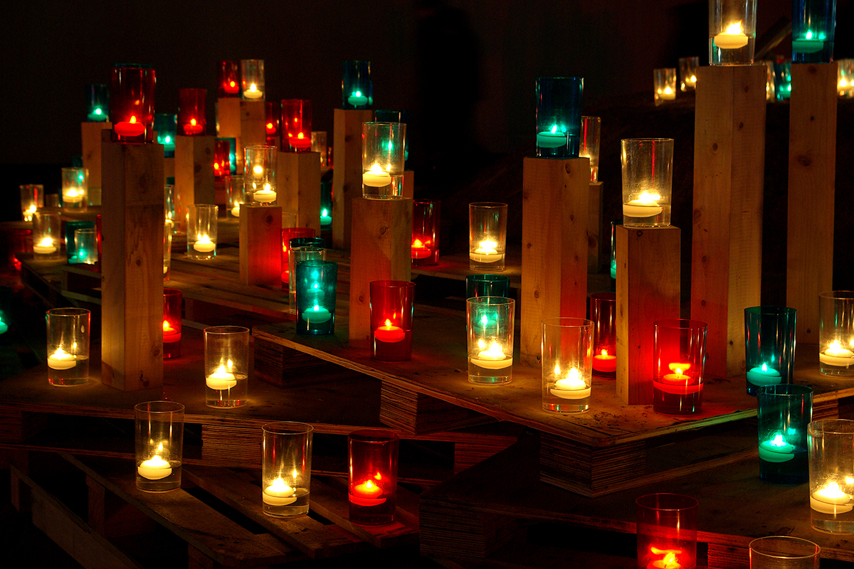 キャンドルの灯りが並ぶ様子