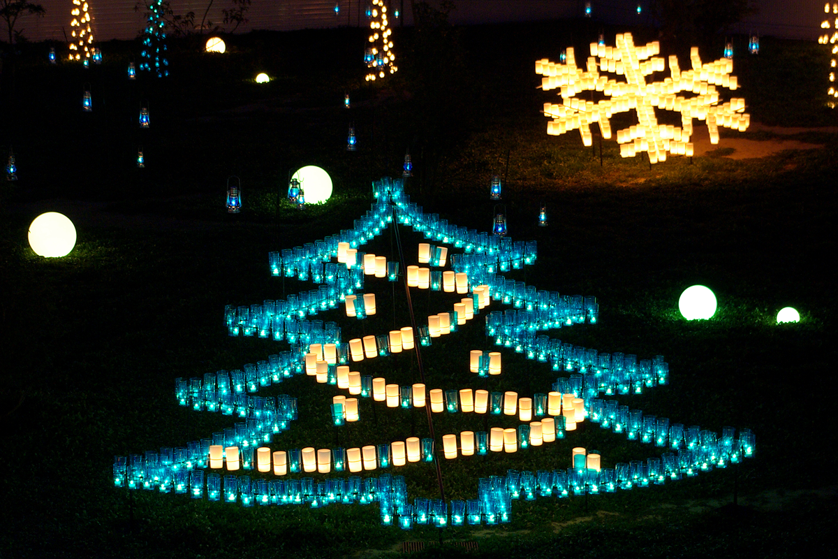 キャンドルが灯る会場の様子